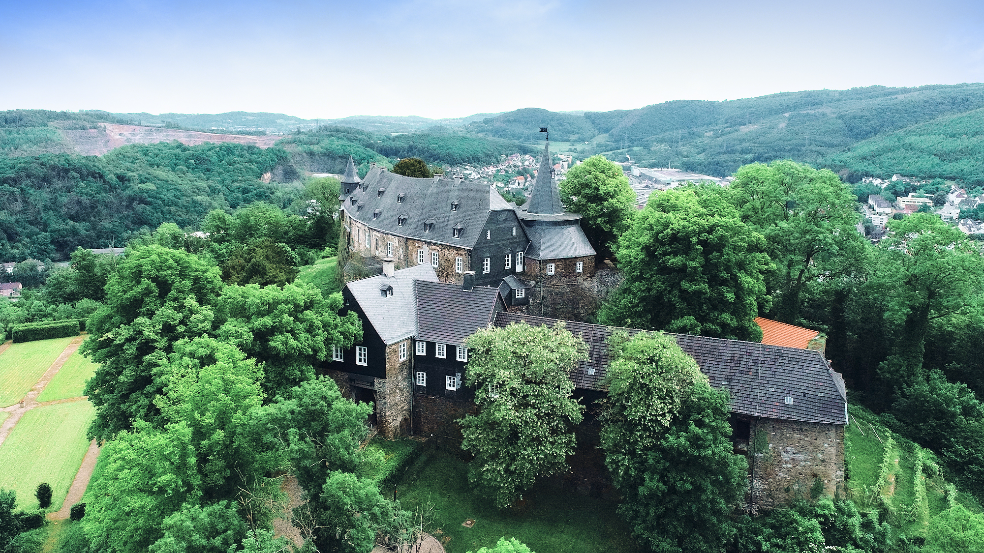 Schloss Hohenlimburg am südlichen Rand des Ruhrgebiets ist die einzige mittelalterliche Höhenburg in Westfalen, die weitgehend im Ursprungszustand erhalten ist.