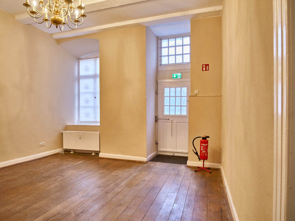 Ruhiger Nebenraum, geeignet für Büro- oder Besprechungsnutzung.