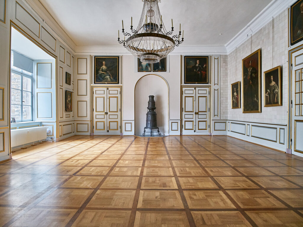 Großzügiger Saal mit historischer Ausstattung, geeignet für Sitzungen, Empfänge und ausgewählte Veranstaltungen nach Absprache.